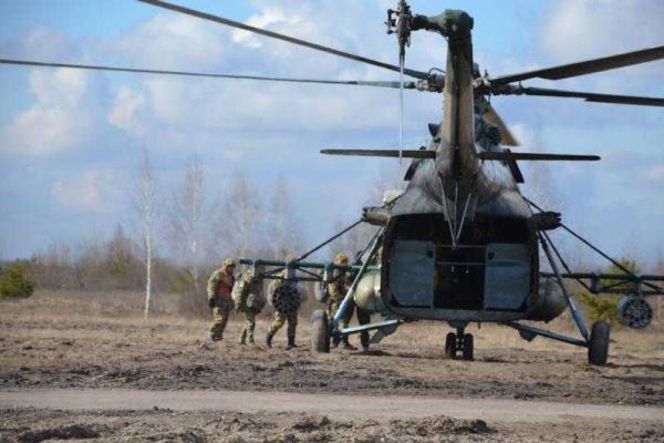 Мобилизованные десантники совершают учебные прыжки с парашютом Мобилизованные десантники совершают учебные прыжки с парашютом