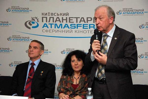 Киевский планетарий приглашает на выставку "Космос: машина времени" 