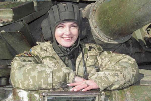 Хрупкая девушка-лейтенант прошла курс подготовки механика-водителя танка Хрупкая девушка-лейтенант прошла курс подготовки механика-водителя танка