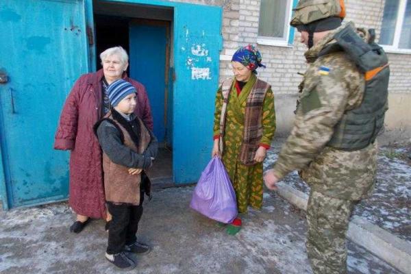 В прифронтовые Марьинку и Красногоровку военные доставили гуманитарную помощь
