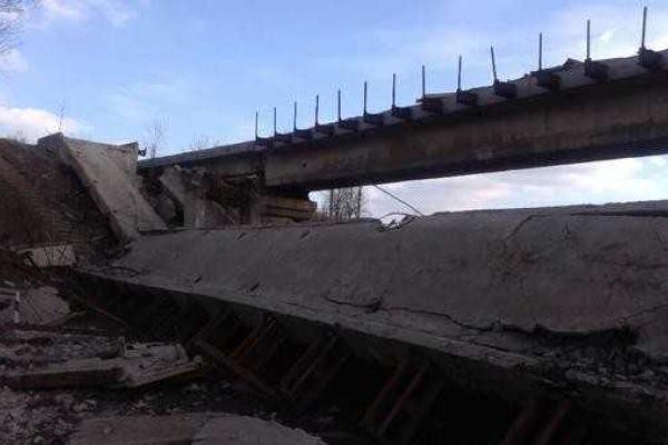 Железнодорожный мост между Донецком и Макеевкой полностью разрушен