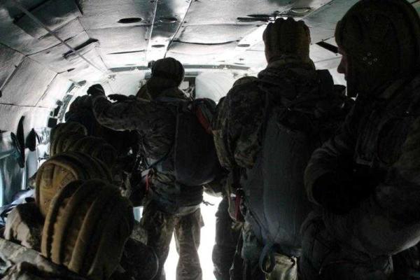 Мобилизованные десантники совершают учебные прыжки с парашютом Мобилизованные десантники совершают учебные прыжки с парашютом