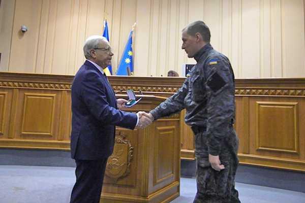 На Днепропетровщине гвардейцев наградили за мужество и героизм