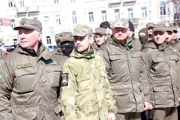 С Софиевской площади на "горячий Восток" отправились бойцы спецбатальона "Донбасс" С Софиевской площади на "горячий Восток" отправились бойцы спецбатальона "Донбасс"