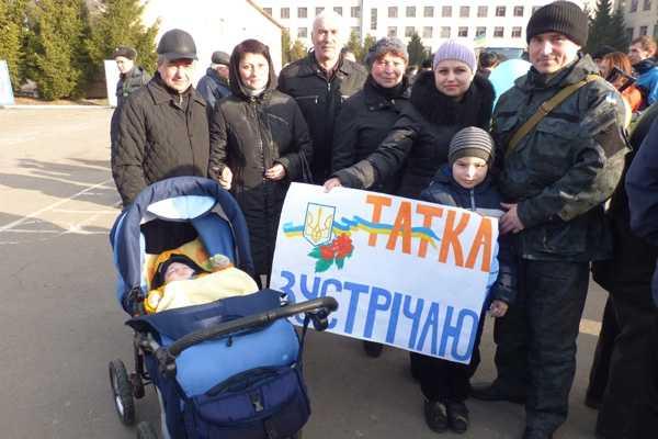 В УЦ НГУ со слезами радости на глазах встретили усталых бойцов из опасной командировки В УЦ НГУ со слезами радости на глазах встретили усталых бойцов из опасной командировки