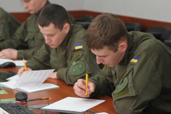 Курсанты-выпускник сдают госэкзамены в НА НГУ