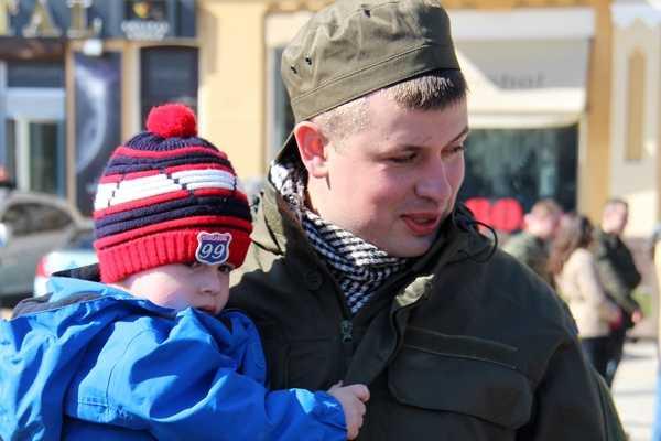 С Софиевской площади на "горячий Восток" отправились бойцы спецбатальона "Донбасс" С Софиевской площади на "горячий Восток" отправились бойцы спецбатальона "Донбасс"