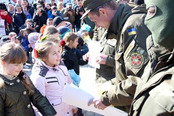 С Софиевской площади на "горячий Восток" отправились бойцы спецбатальона "Донбасс" С Софиевской площади на "горячий Восток" отправились бойцы спецбатальона "Донбасс"