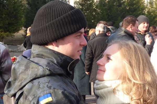 В УЦ НГУ со слезами радости на глазах встретили усталых бойцов из опасной командировки В УЦ НГУ со слезами радости на глазах встретили усталых бойцов из опасной командировки