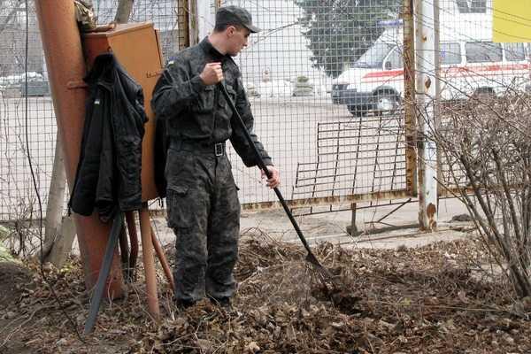 Бойцы Нацгвардии приняли участие в весеннем субботнике