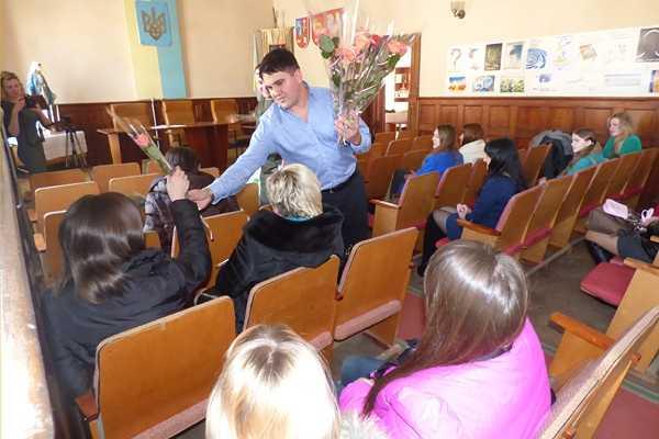 В УЦ НГУ волонтер подарил женщинам маленький праздник