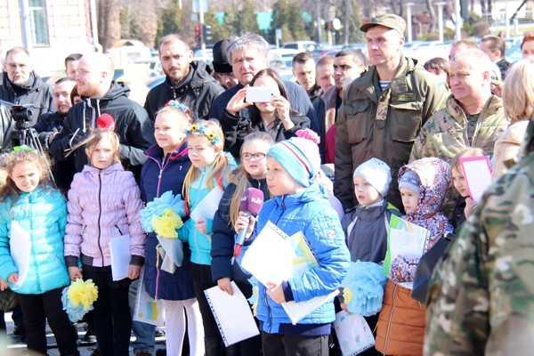 С Софиевской площади на "горячий Восток" отправились бойцы спецбатальона "Донбасс" С Софиевской площади на "горячий Восток" отправились бойцы спецбатальона "Донбасс"