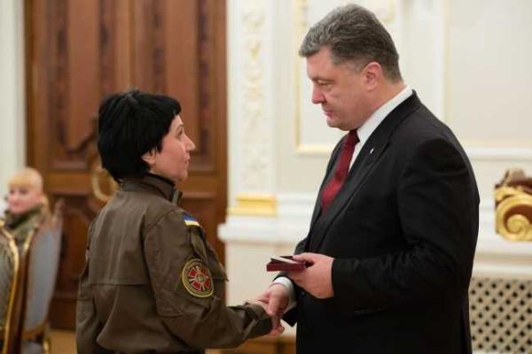 Президент Украины наградил женщин-военнослужащих