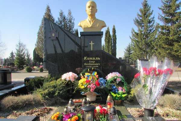 На Тернопольщине почтили память погибшего в Косово земляка-миротворца На Тернопольщине почтили память погибшего в Косово земляка-миротворца