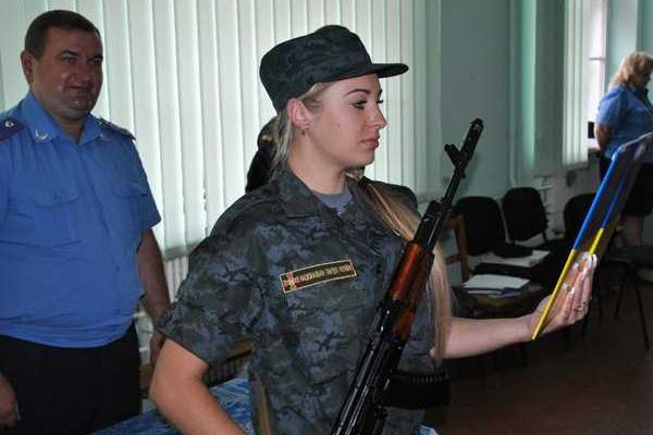 В Нацгвардии служат хрупкие женщины с сильным характером В Нацгвардии служат хрупкие женщины с сильным характером