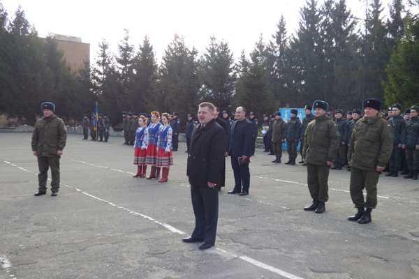 В УЦ НГУ со слезами радости на глазах встретили усталых бойцов из опасной командировки В УЦ НГУ со слезами радости на глазах встретили усталых бойцов из опасной командировки