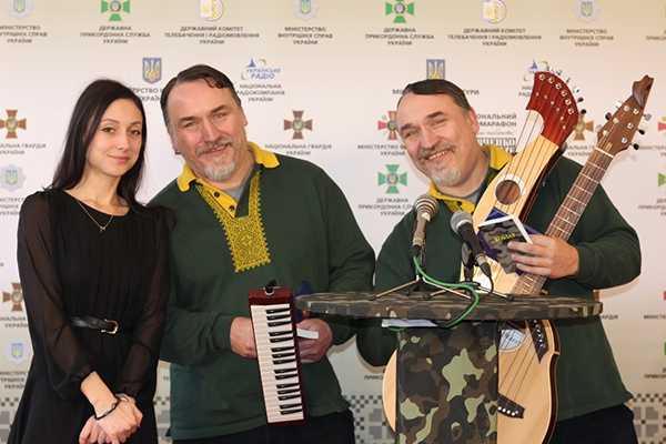 Бойцы Нацгвардии приняли участие в радиомарафоне "Шевченко мобілізує" Бойцы Нацгвардии приняли участие в радиомарафоне "Шевченко мобілізує"