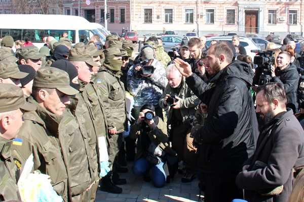 С Софиевской площади на "горячий Восток" отправились бойцы спецбатальона "Донбасс" С Софиевской площади на "горячий Восток" отправились бойцы спецбатальона "Донбасс"