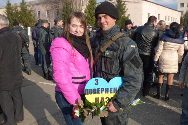 В УЦ НГУ со слезами радости на глазах встретили усталых бойцов из опасной командировки В УЦ НГУ со слезами радости на глазах встретили усталых бойцов из опасной командировки