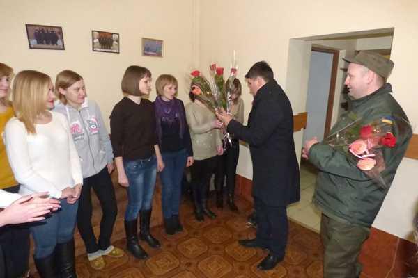 В УЦ НГУ волонтер подарил женщинам маленький праздник