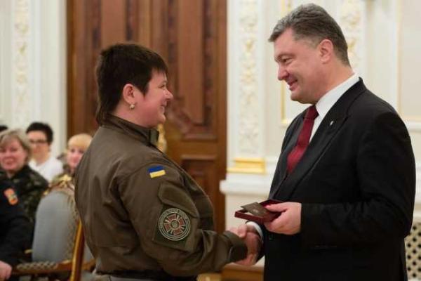 Президент Украины наградил женщин-военнослужащих