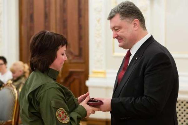 Президент Украины наградил женщин-военнослужащих