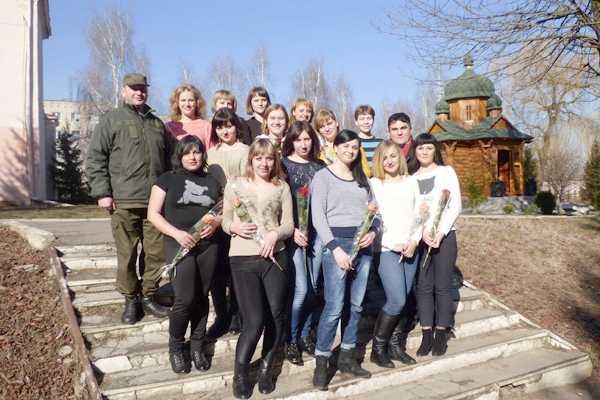 В УЦ НГУ волонтер подарил женщинам маленький праздник