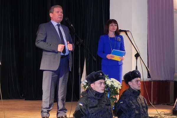 В Бердянске гвардейцев из зоны АТО встретили праздничным концертом В Бердянске гвардейцев из зоны АТО встретили праздничным концертом