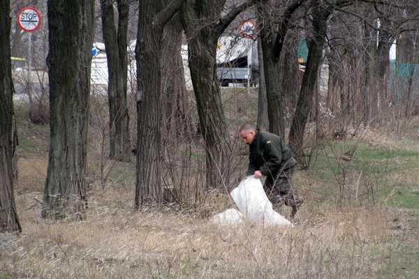 Бойцы Нацгвардии приняли участие в весеннем субботнике