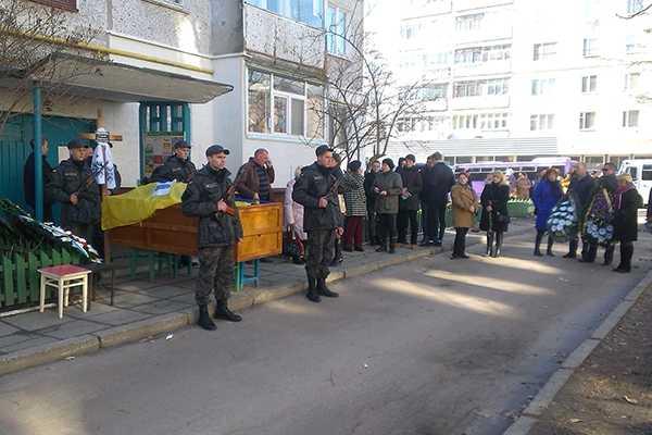 В Житомире перезахоронили бойца, погибшего летом под Иловайском В Житомире перезахоронили бойца, погибшего летом под Иловайском