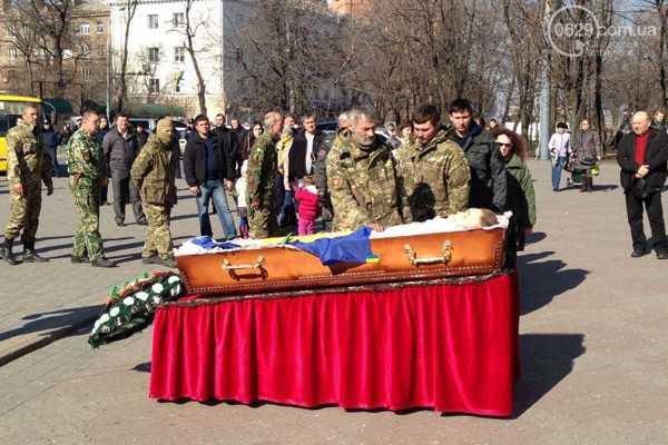 На Донетчине проводили в последний путь бойца батальона "Донбасс" На Донетчине проводили в последний путь бойца батальона "Донбасс"