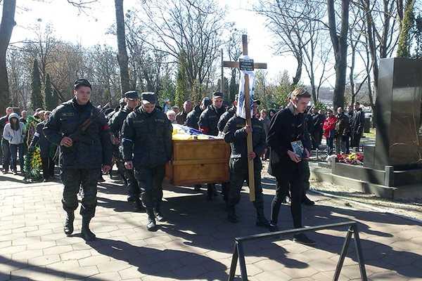 В Житомире перезахоронили бойца, погибшего летом под Иловайском В Житомире перезахоронили бойца, погибшего летом под Иловайском