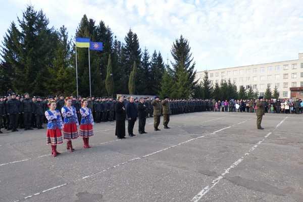 В УЦ НГУ со слезами радости на глазах встретили усталых бойцов из опасной командировки В УЦ НГУ со слезами радости на глазах встретили усталых бойцов из опасной командировки