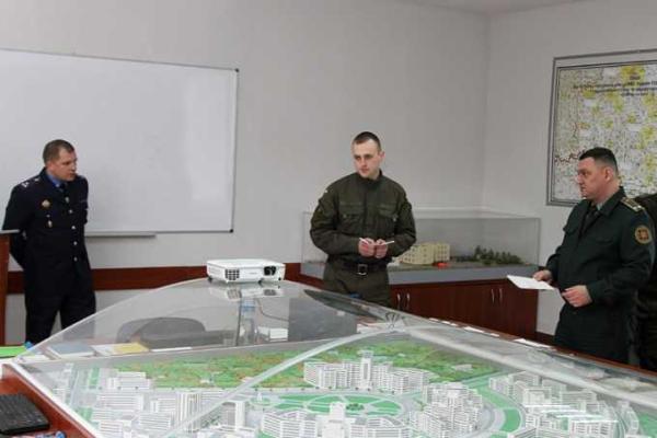 Курсанты-выпускник сдают госэкзамены в НА НГУ