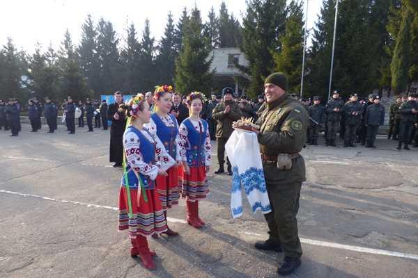 В УЦ НГУ со слезами радости на глазах встретили усталых бойцов из опасной командировки В УЦ НГУ со слезами радости на глазах встретили усталых бойцов из опасной командировки