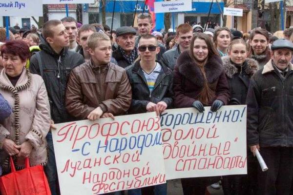 В Луганске провели митинг за отмену "экономической блокады" В Луганске провели митинг за отмену "экономической блокады"