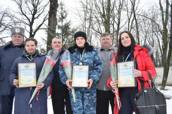 Для харьковских женщин-милиционеров накануне праздника устроили соревнования по стрельбе Для харьковских женщин-милиционеров накануне праздника устроили соревнования по стрельбе