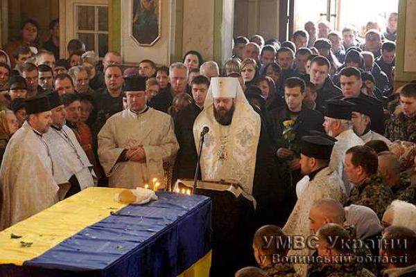 На Волыни в последний путь проводили земляка, погибшего под Иловайском На Волыни в последний путь проводили земляка, погибшего под Иловайском