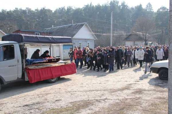 На Черниговщине проводили в последний путь милиционера, погибшего в зоне АТО На Черниговщине проводили в последний путь милиционера, погибшего в зоне АТО