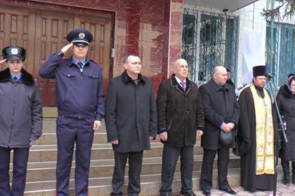 Мемориальную доску в честь погибшего под Иловайском милиционера установили на Херсонщине Мемориальную доску в честь погибшего под Иловайском милиционера установили на Херсонщине
