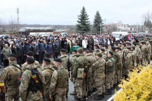 Родные, коллеги и друзья проводили на опасный Восток винницких правоохранителей Родные, коллеги и друзья проводили на опасный Восток винницких правоохранителей