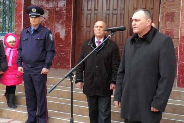 Мемориальную доску в честь погибшего под Иловайском милиционера установили на Херсонщине Мемориальную доску в честь погибшего под Иловайском милиционера установили на Херсонщине