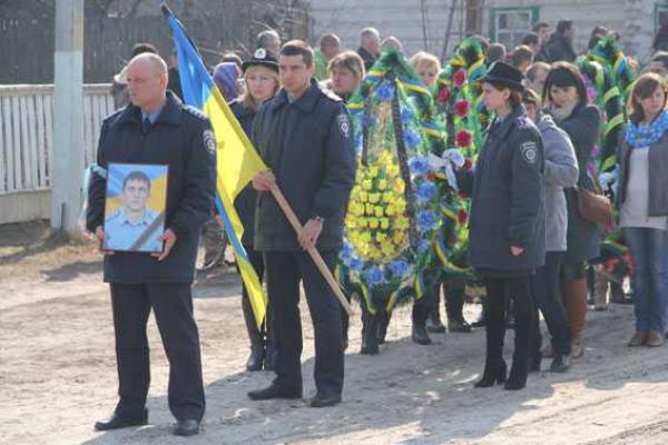 На Черниговщине проводили в последний путь милиционера, погибшего в зоне АТО На Черниговщине проводили в последний путь милиционера, погибшего в зоне АТО