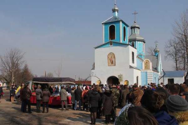 На Черниговщине проводили в последний путь милиционера, погибшего в зоне АТО На Черниговщине проводили в последний путь милиционера, погибшего в зоне АТО