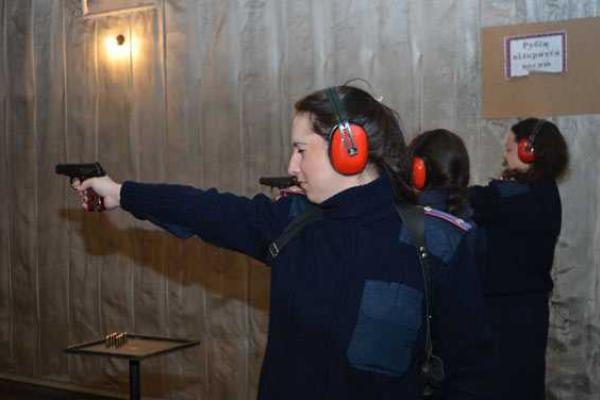 Для харьковских женщин-милиционеров накануне праздника устроили соревнования по стрельбе Для харьковских женщин-милиционеров накануне праздника устроили соревнования по стрельбе