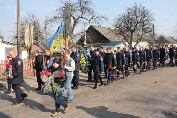 На Черниговщине проводили в последний путь милиционера, погибшего в зоне АТО На Черниговщине проводили в последний путь милиционера, погибшего в зоне АТО