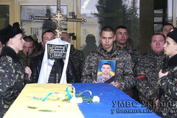 На Волыни в последний путь проводили земляка, погибшего под Иловайском На Волыни в последний путь проводили земляка, погибшего под Иловайском