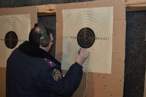 Для харьковских женщин-милиционеров накануне праздника устроили соревнования по стрельбе Для харьковских женщин-милиционеров накануне праздника устроили соревнования по стрельбе