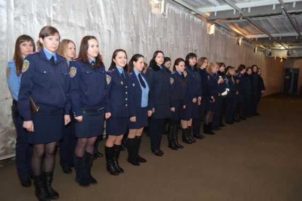 Для харьковских женщин-милиционеров накануне праздника устроили соревнования по стрельбе Для харьковских женщин-милиционеров накануне праздника устроили соревнования по стрельбе