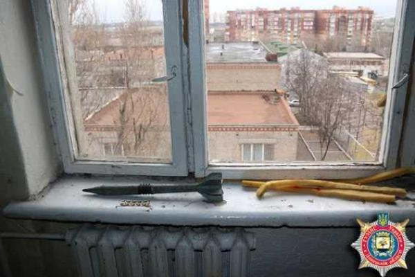 В нежилой комнате мариупольского общежития обнаружен снаряд В нежилой комнате мариупольского общежития обнаружен снаряд